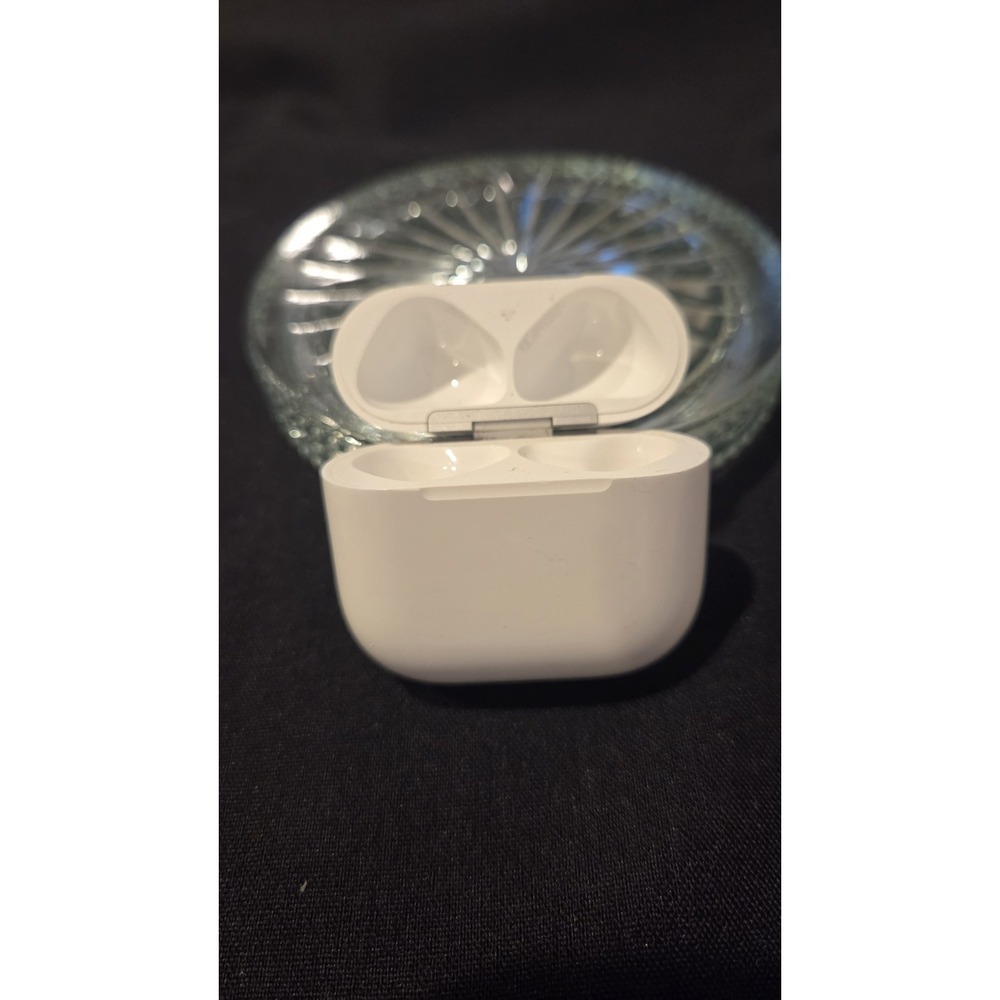 Apple AirPods Pro (2nd Gen) Charging Case White A3058 for Apple AirPods Pro